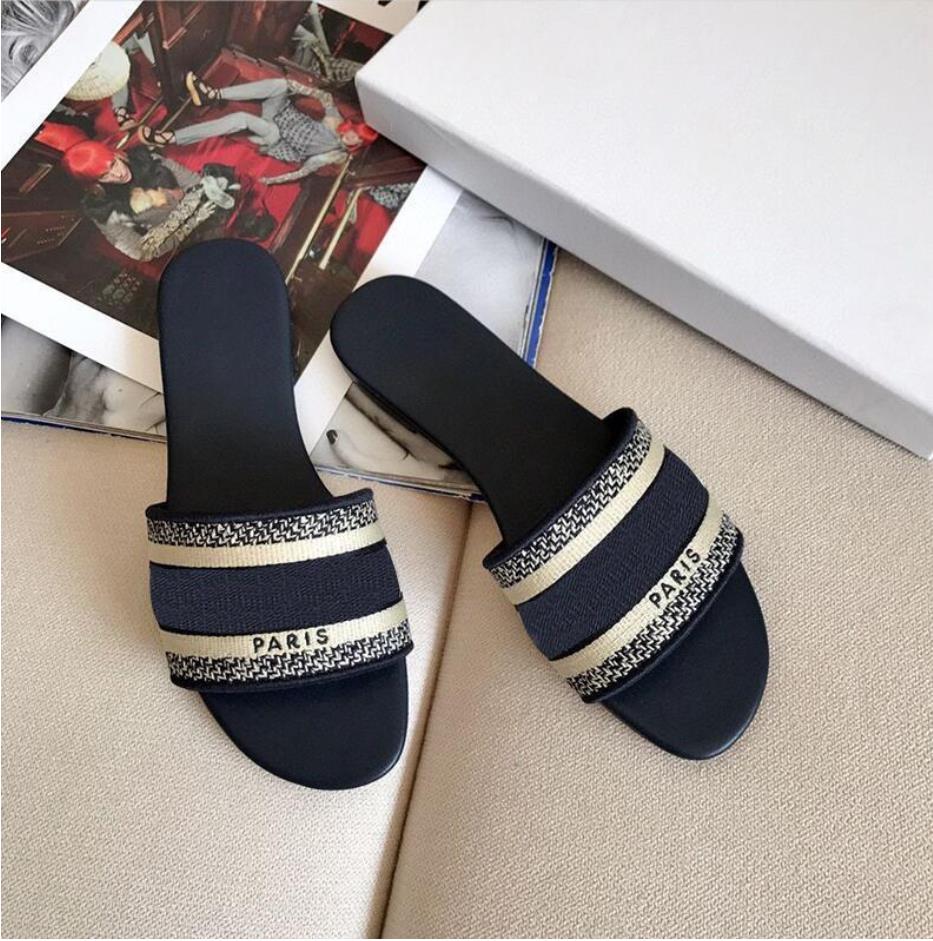 Classic Flat woman Beach Slippers Crystal Sandals Summer Lady Cartoon Big Head Wide Slipper Real Leather Hotel Bath Women Shoes With Box
Classic Flat woman Beach Slippers Crystal Sandals Summer Lady Cartoon Big Head Wide Slipper Real Leather Hotel Bath Women Shoes With Box