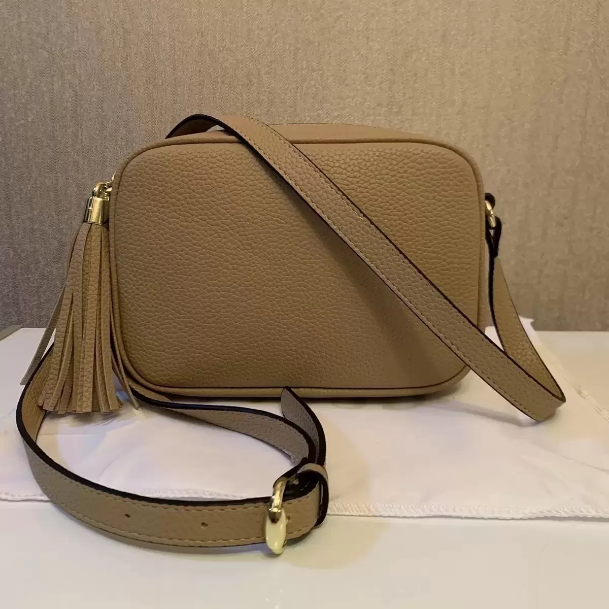 Top Quality Designer Bags Women Handbags Leather Crossbody Soho Disco Shoulder Bag Fringed Messenger Bags Purse Wallet 22cm 308364, Red
Top Quality Designer Bags Women Handbags Leather Crossbody Soho Disco Shoulder Bag Fringed Messenger Bags Purse Wallet 22cm 308364, Red