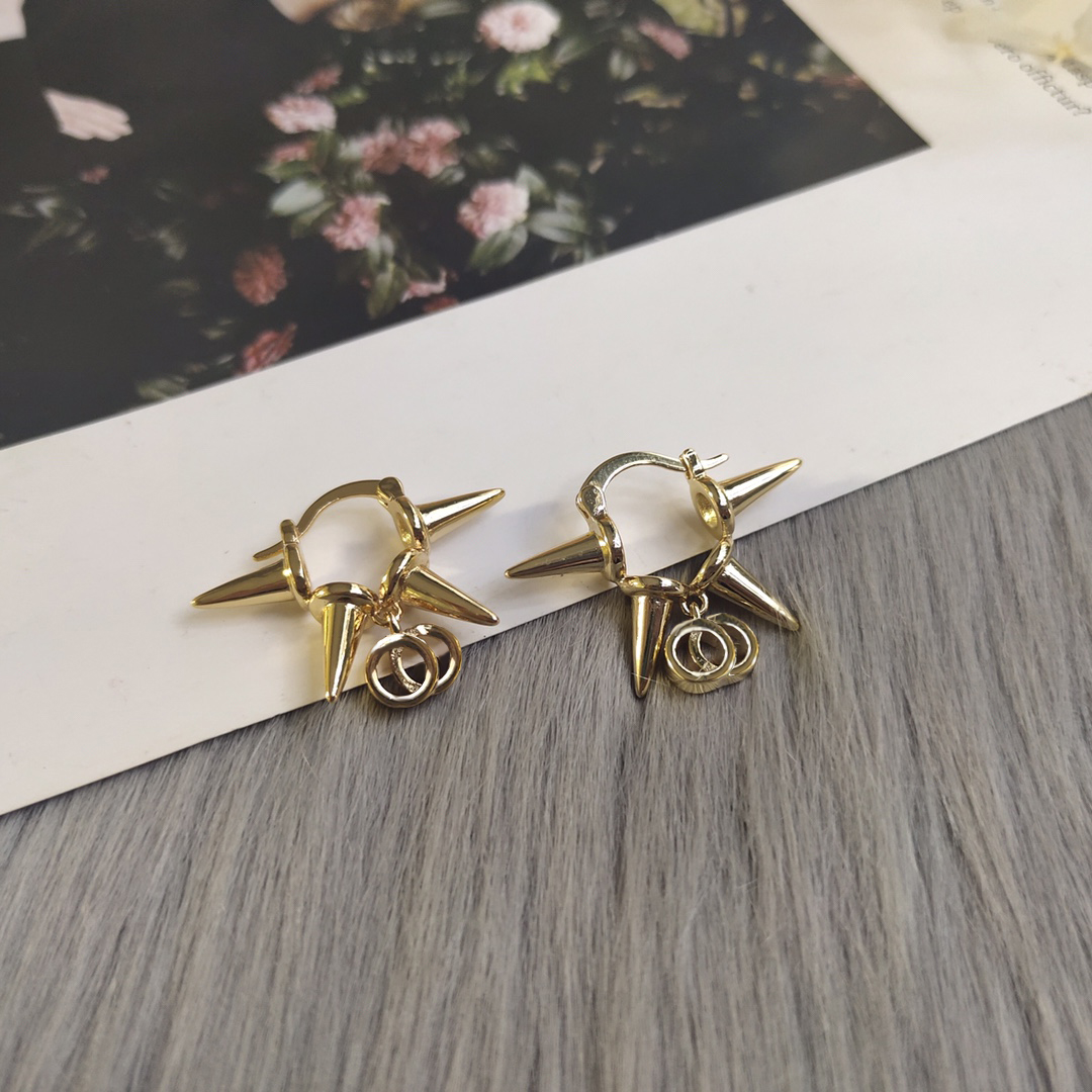 2022 brand original jewelry designer dangle new tapered letters pendant women's personality high-end earrings temperament all-match
2022 brand original jewelry designer dangle new tapered letters pendant women's personality high-end earrings temperament all-match