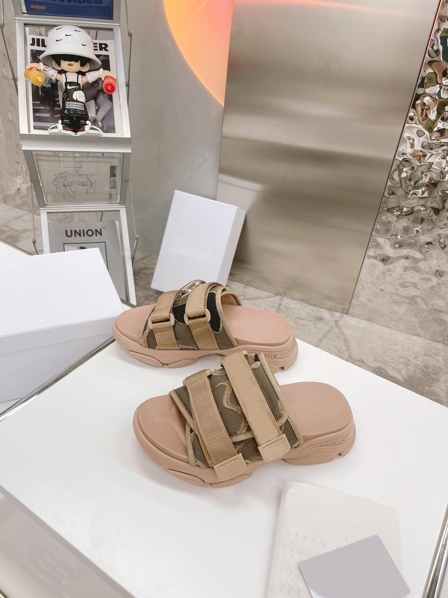 D-Wander Sandals Designer Slide Velcro Slippers Woman Sandal Luxury Classics =Sport Slippers Sole Obique Print Mizza Italy Relaxed Comfortable Summer Shoes with box, Color 1
D-Wander Sandals Designer Slide Velcro Slippers Woman Sandal Luxury Classics =Sport Slippers Sole Obique Print Mizza Italy Relaxed Comfortable Summer Shoes with box, Color 1