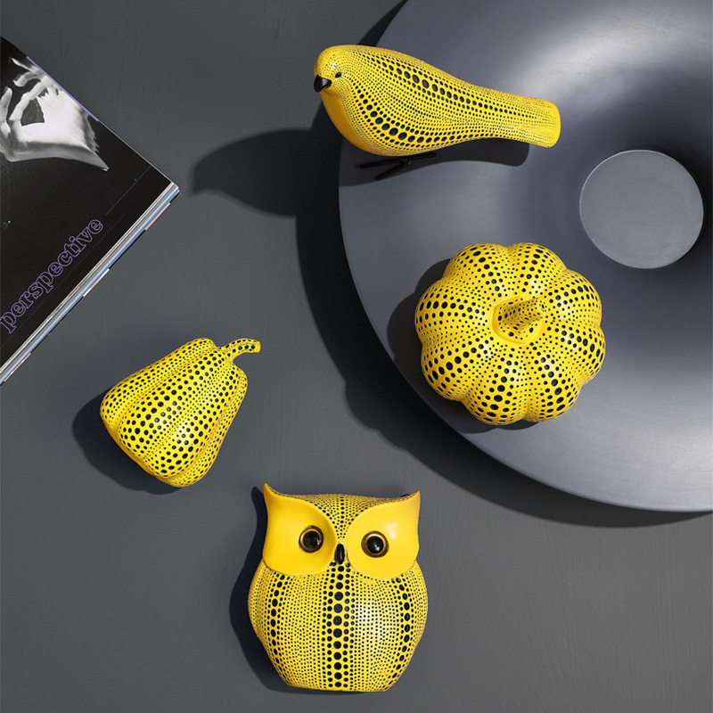 Yayoi Kusama Wave Point Pumpk Abstract Statue Ornaments Room Decor Resin Figurine Desk Adornment Home Decoration Modern 220628