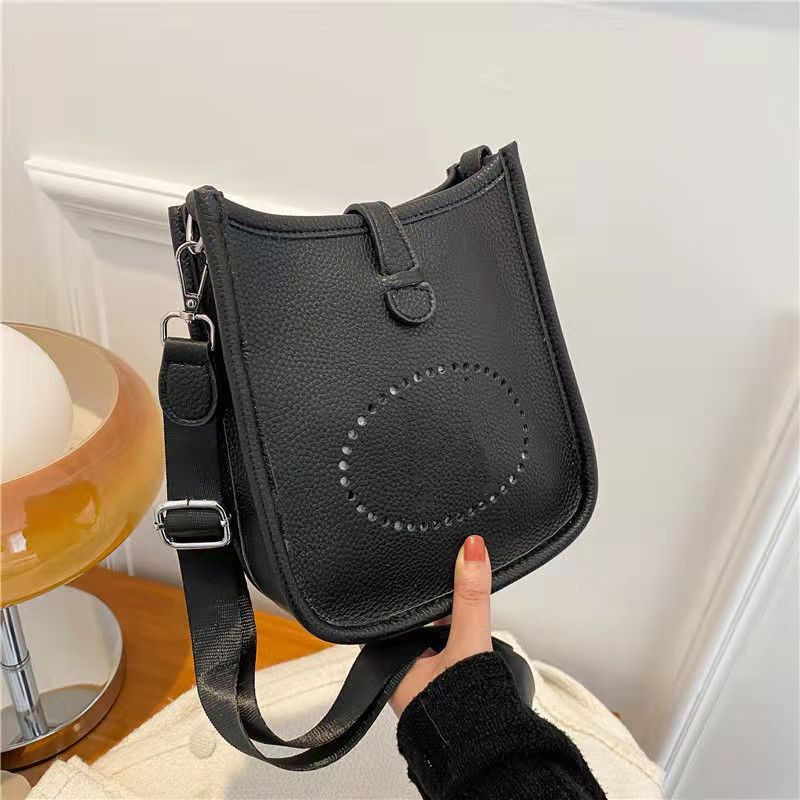 High-end first layer togo cowhide bucket bag Evelyn leather women's bag lychee pattern H hollow single shoulder messenger small, Multi-color
High-end first layer togo cowhide bucket bag Evelyn leather women's bag lychee pattern H hollow single shoulder messenger small, Multi-color