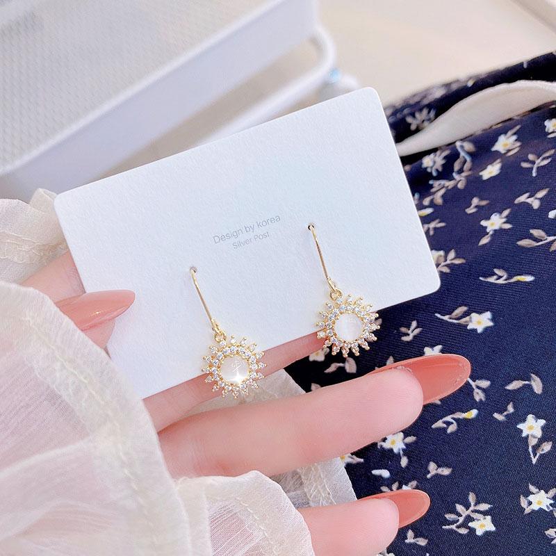 Stud Temperament Sun Flower Earrings Design Long Personalized Exquisite Pendant For Women Sweet Luxury Jewelry Accessories EarringsStud
Stud Temperament Sun Flower Earrings Design Long Personalized Exquisite Pendant For Women Sweet Luxury Jewelry Accessories EarringsStud