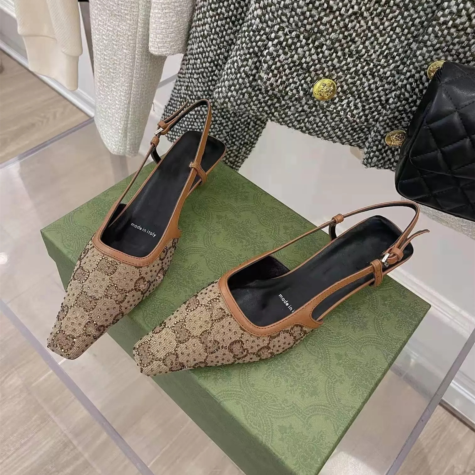 2022 Women's G slingback Sandals pump Aria slingback shoes are presented in Black mesh with crystals sparkling motif Back buckle closure
2022 Women's G slingback Sandals pump Aria slingback shoes are presented in Black mesh with crystals sparkling motif Back buckle closure