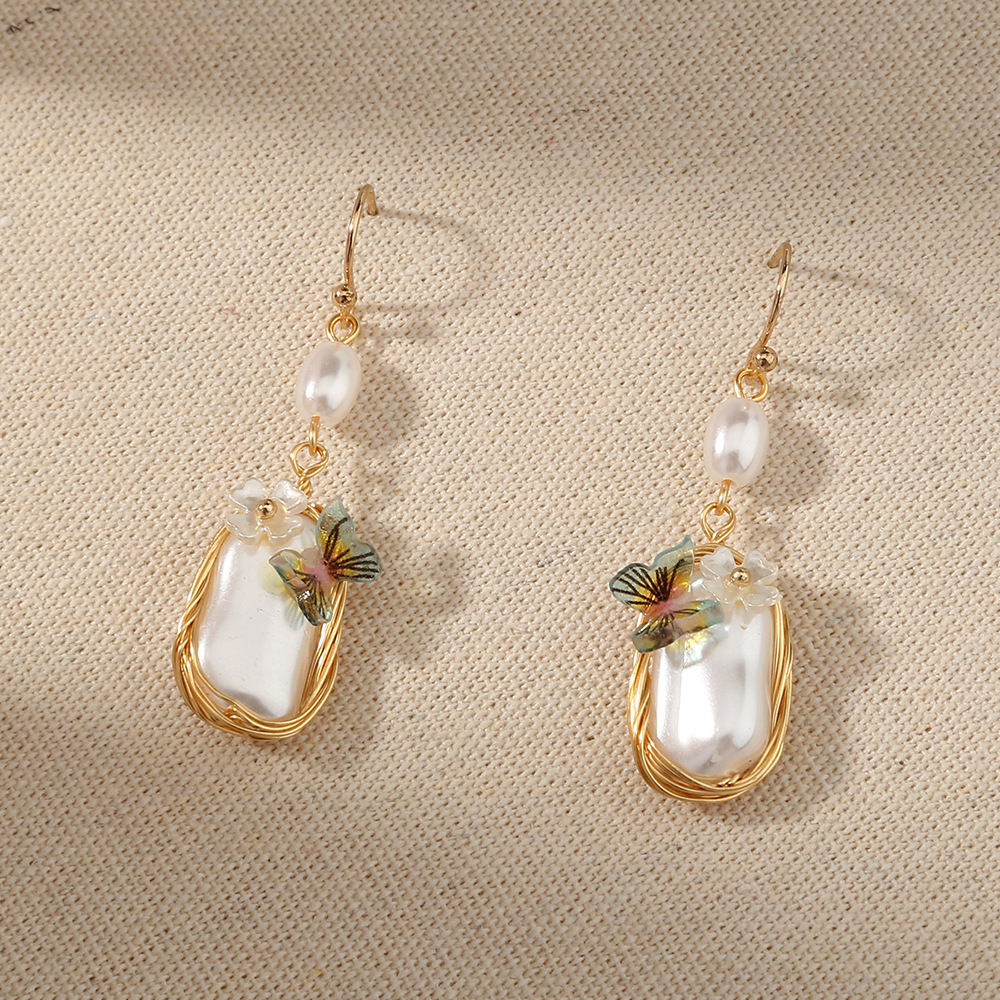 New Style Fashionable and Versatile Earrings Imitate Court Earrings Pearl Butterfly
New Style Fashionable and Versatile Earrings Imitate Court Earrings Pearl Butterfly