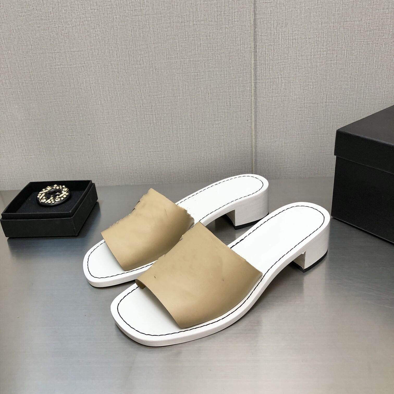 Slippers Slides Foam Runners Designer women shoes Sandal Designer Sliders solid genuine leather sexy 4.5 cm high heel size 35-41 brand logo comfort 22 latest style, Pink
Slippers Slides Foam Runners Designer women shoes Sandal Designer Sliders solid genuine leather sexy 4.5 cm high heel size 35-41 brand logo comfort 22 latest style, Pink