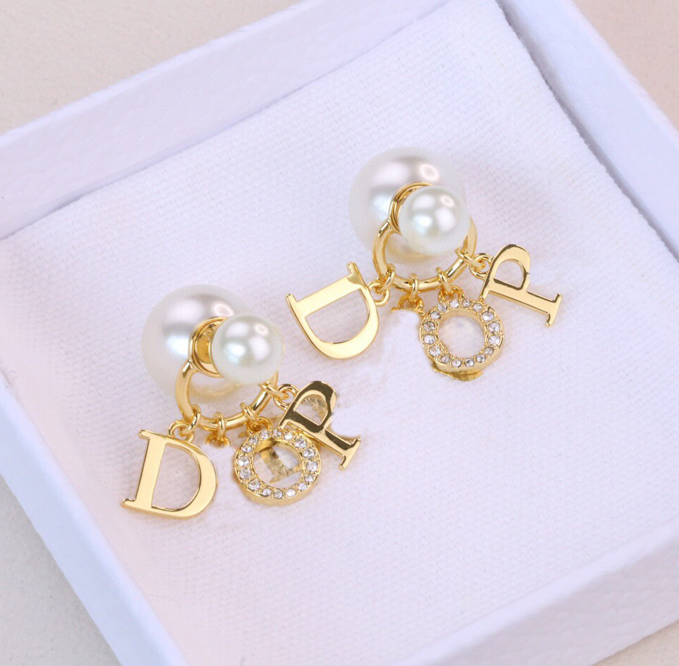 2022 Top quality Charm drop earring with diamond and nature shell beads words design in 18k gold plated for women wedding jewelry gift have box stamp PS7854
2022 Top quality Charm drop earring with diamond and nature shell beads words design in 18k gold plated for women wedding jewelry gift have box stamp PS7854