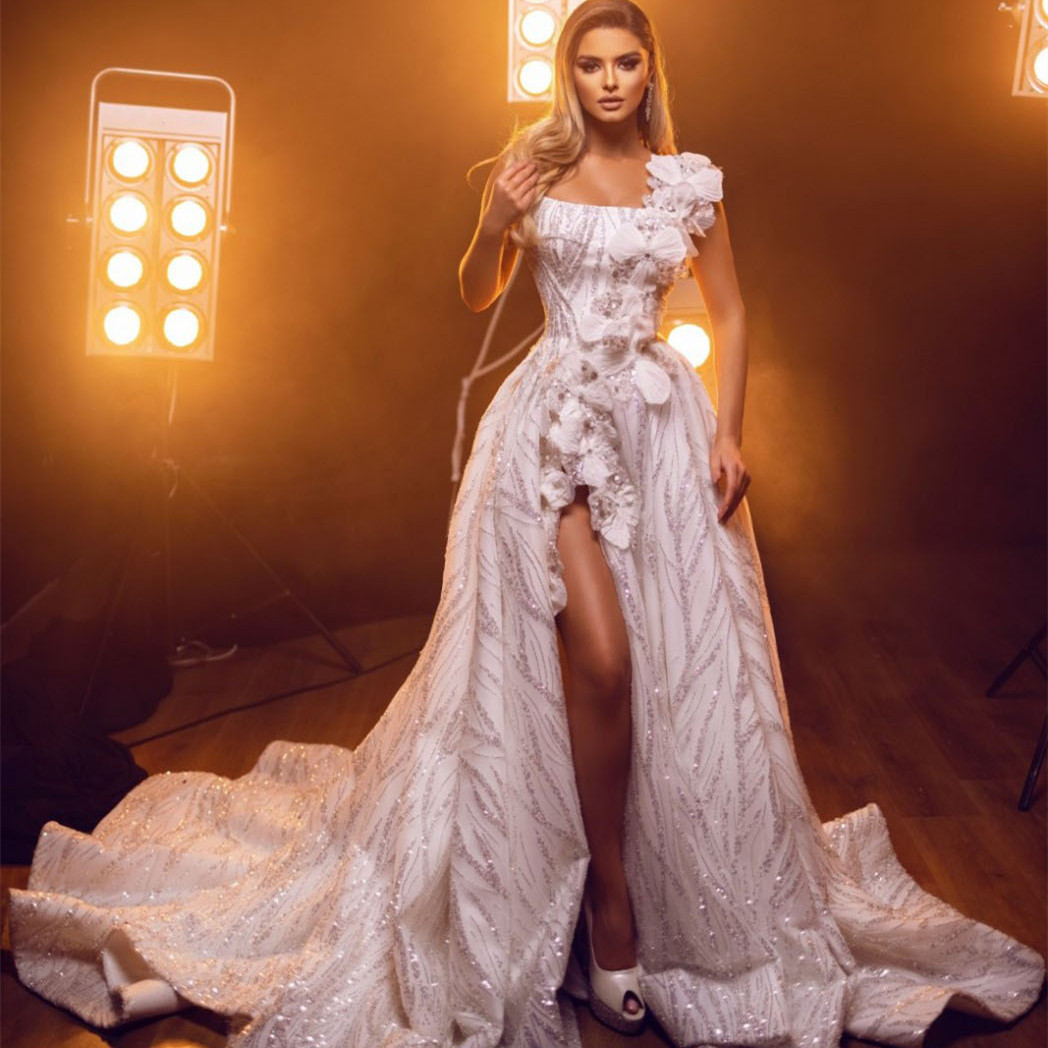 Elegant A-line Wedding Dresses Strapless Sleeveless Bateau Appliques Sequins Beads 3D Flower Custom Made Bridal Gowns Front Slit Sweep Train Vestidos 