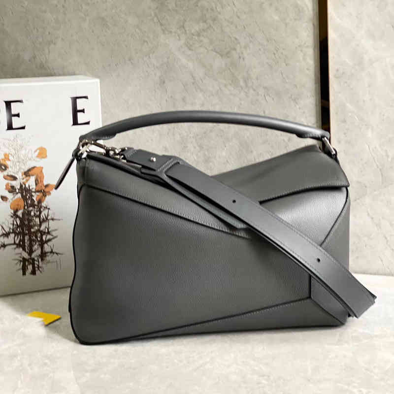 Designer bags Loew's bag woman's handbag Leisure Puzzle Geometric Bag Gray 36 Size Large Edge Leather Lychee Pattern Men's European and American Horizontal Style
Designer bags Loew's bag woman's handbag Leisure Puzzle Geometric Bag Gray 36 Size Large Edge Leather Lychee Pattern Men's European and American Horizontal Style