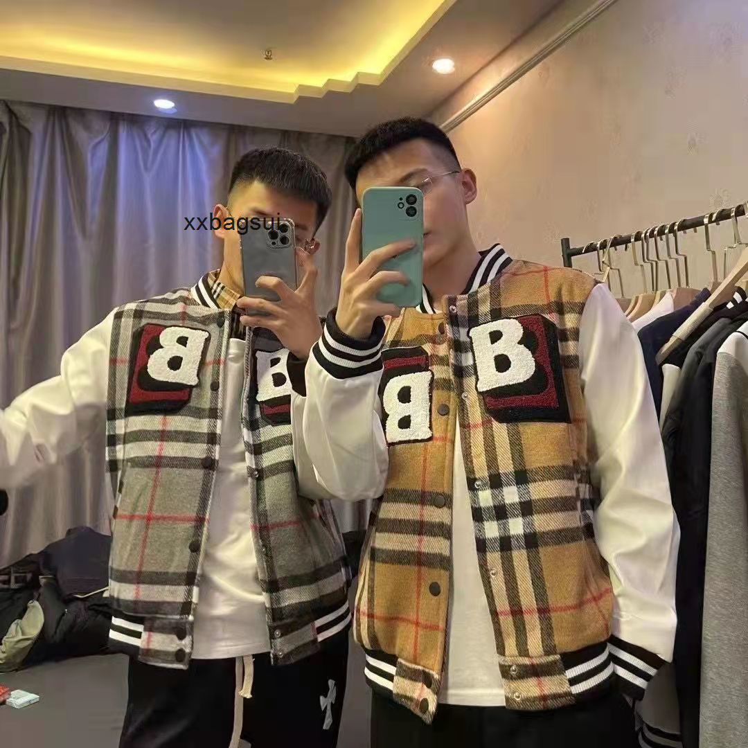burbrery burbrery brand designer 22 spring and autumn new fashion pilot Baseball Jacket B letter embroidered Plaid stitching jacket round neck jack, New style in spring checked grey
burbrery burbrery brand designer 22 spring and autumn new fashion pilot Baseball Jacket B letter embroidered Plaid stitching jacket round neck jack, New style in spring checked grey