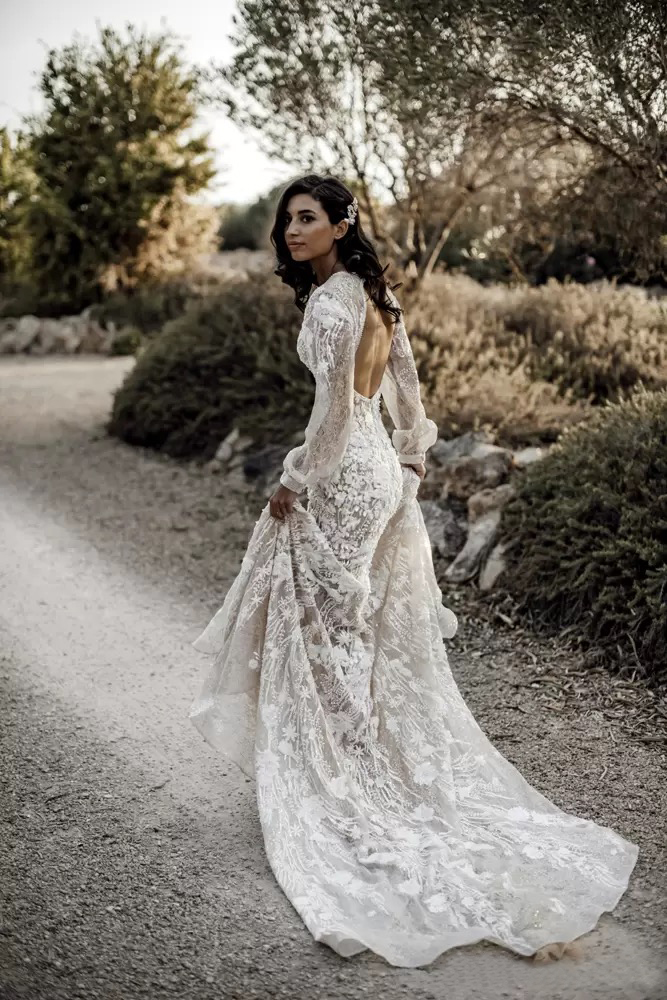 2022 Long Sleeve Country Wedding Dresses V Neck Lace Appliques Sexy Backless Vestidos De Novia Sweep Train A Line Beach Wedding Gowns