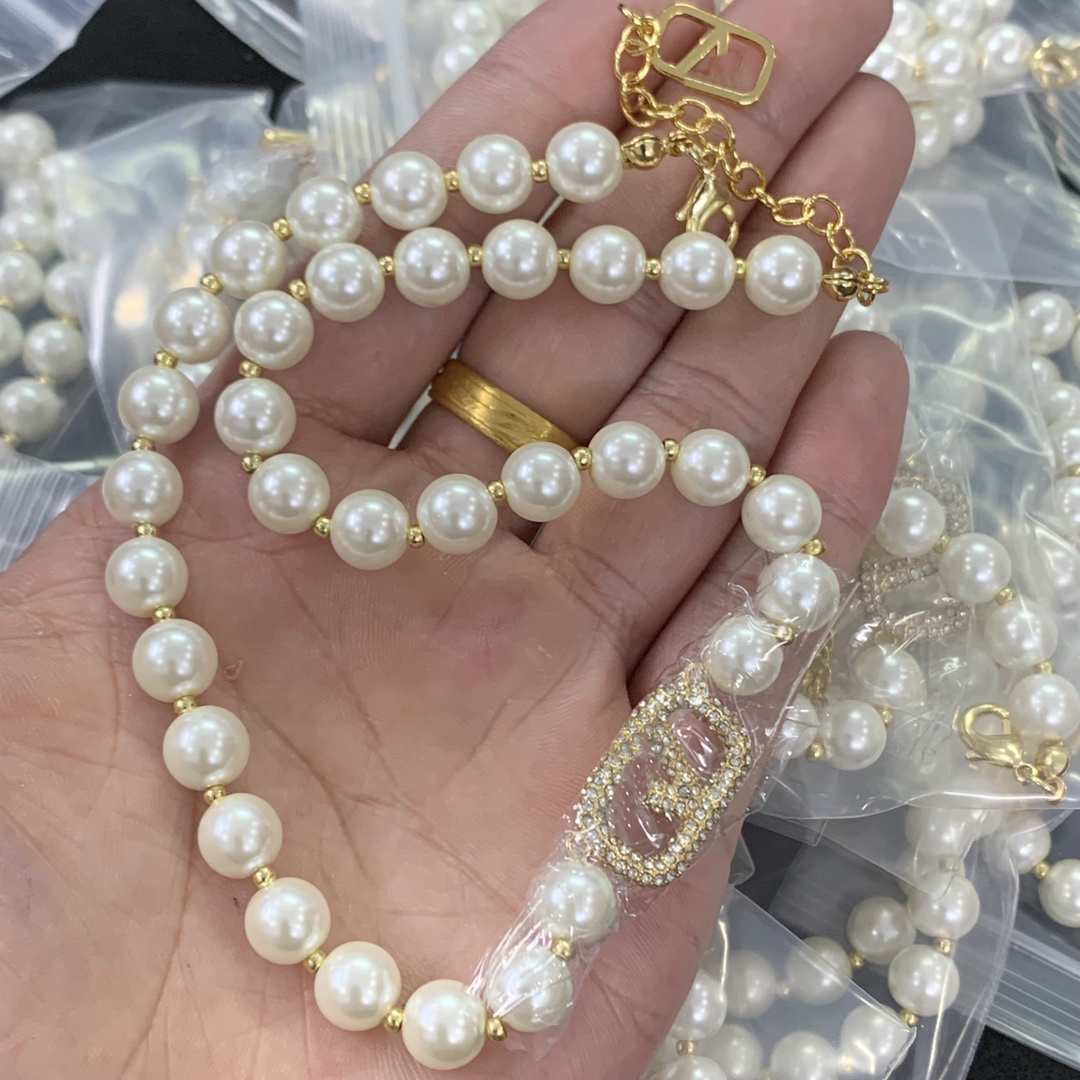 New Designed V Pendants Chain Pearl Choker Necklace alphabet Crystal pattern Brass 18K gold plated women's Diamonds Necklaces ladies Designer Jewelry VAL 026
New Designed V Pendants Chain Pearl Choker Necklace alphabet Crystal pattern Brass 18K gold plated women's Diamonds Necklaces ladies Designer Jewelry VAL 026
