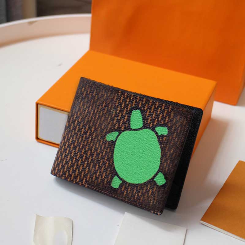 Men wallet Designer wallets 5A Top quality women short purse Turtle pattern Canvas leather card holder France Paris plaid style Money pouch, Brown
Men wallet Designer wallets 5A Top quality women short purse Turtle pattern Canvas leather card holder France Paris plaid style Money pouch, Brown
