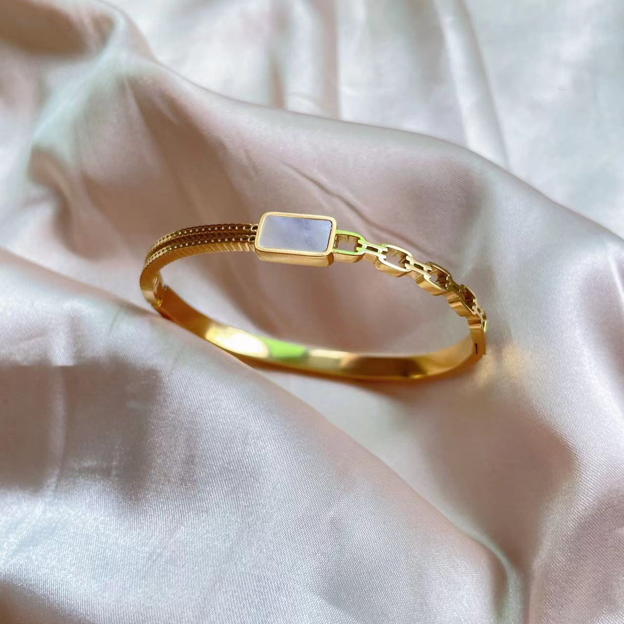 Wind Light Luxury White Shell Black Bracelet Female Simple Square Court Wind Gift Versatile
Wind Light Luxury White Shell Black Bracelet Female Simple Square Court Wind Gift Versatile