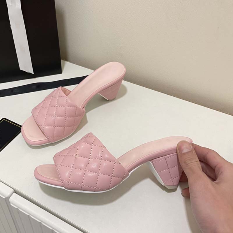 Luxury Designer Chunky Heels High Quality Metal Womens Slippers Leather Flat Heels Sandal Flip Flops Classic Slides Platfrom Mules Beach Shoes Retro Espadrille, Box
Luxury Designer Chunky Heels High Quality Metal Womens Slippers Leather Flat Heels Sandal Flip Flops Classic Slides Platfrom Mules Beach Shoes Retro Espadrille, Box