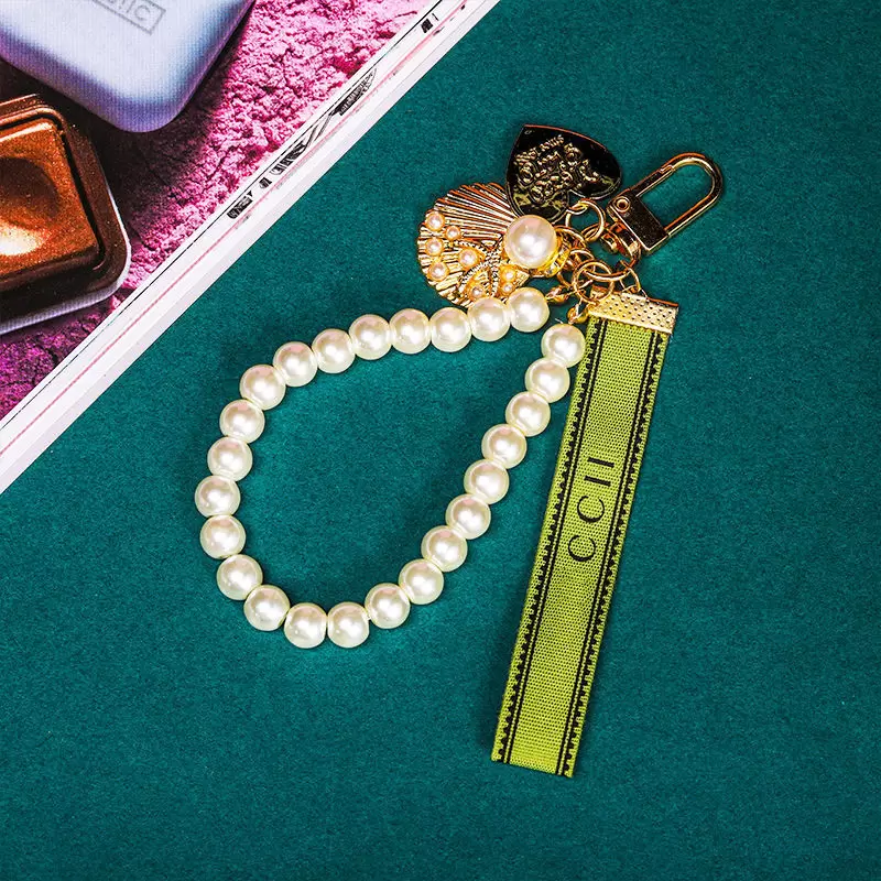 Designer Letter Keychain Pendant Keyring Fabric Pearls Chains Fashion Trendy Key Chain Mens Car Key Ring Womens Keychains Ornaments 2207261D