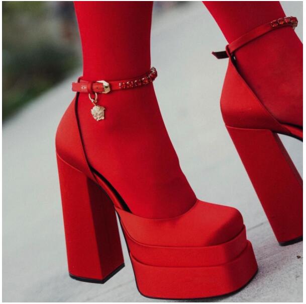 womens Dress shoes Luxury Designers Heeled sandals Medusa Aevitas Crystal Embellished Ankle strap satin 15.5CM chunky heels platform Pumps shoe women sandal
womens Dress shoes Luxury Designers Heeled sandals Medusa Aevitas Crystal Embellished Ankle strap satin 15.5CM chunky heels platform Pumps shoe women sandal