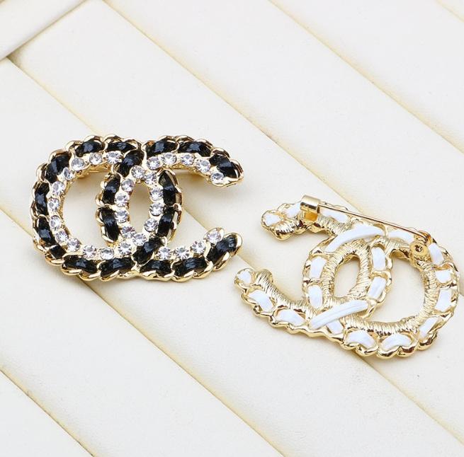 Wholesale 20colors Luxury Brand Designer Letters Brooches Famous Double Letter Pins Pearl Brooch Rhinestone Suit Pin Jewelry Accessories
Wholesale 20colors Luxury Brand Designer Letters Brooches Famous Double Letter Pins Pearl Brooch Rhinestone Suit Pin Jewelry Accessories