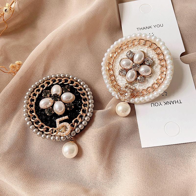 Pins Brooches Luxury Fashion Pearl Flower For Women's Clothing Number 5 Brooch Gift Girl Friend Korean Accessories JewelryPins PinsPins
Pins Brooches Luxury Fashion Pearl Flower For Women's Clothing Number 5 Brooch Gift Girl Friend Korean Accessories JewelryPins PinsPins