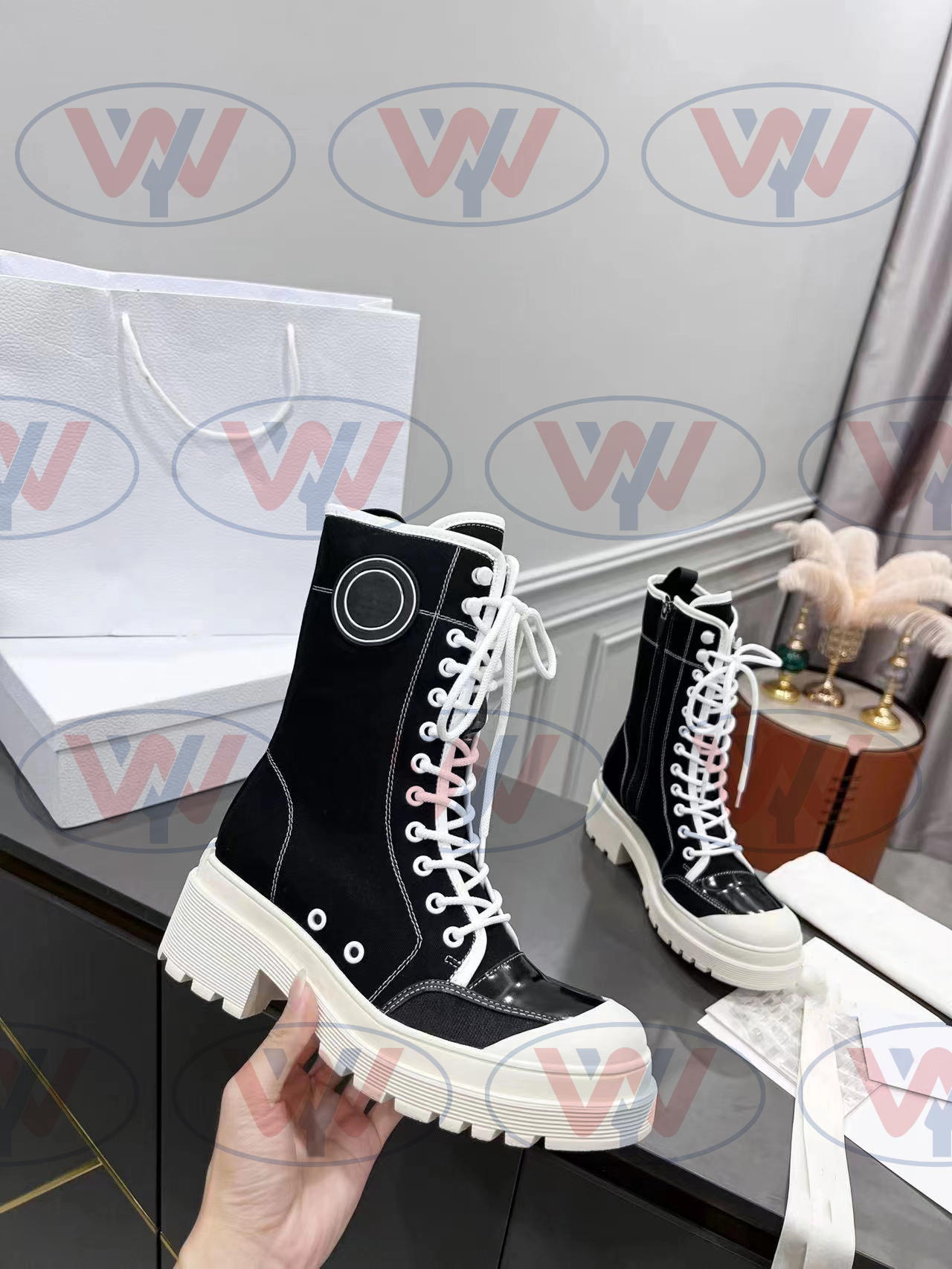 2022 Fashion luxury women's boots Classic black and white patchwork upper high quality Slippers beach shoes Sandals Loafers Muller shoes with box Size 35-41, White short
2022 Fashion luxury women's boots Classic black and white patchwork upper high quality Slippers beach shoes Sandals Loafers Muller shoes with box Size 35-41, White short