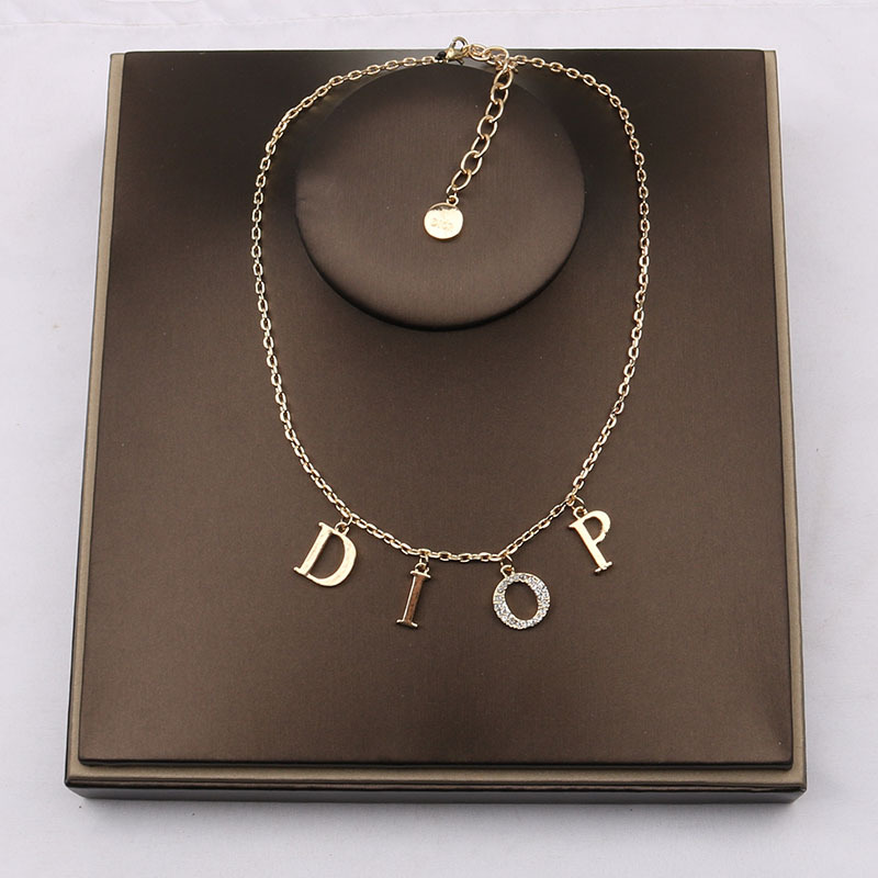 Necklaces Designer Heart Shaped Diamond Letters Pendant Retro Versatile Simple Clavicle Chain Ladies Party Collarbone Chain Anniversary Gift For Lover
Necklaces Designer Heart Shaped Diamond Letters Pendant Retro Versatile Simple Clavicle Chain Ladies Party Collarbone Chain Anniversary Gift For Lover