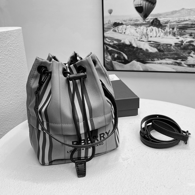 2022 Backpack Women Mens Backpack Pack Designer Bags Rucksack Luxury Handbags Waistbag Shoulder Bags Crossbody Sac A Main Handbags 2206062, Ship by fedex
2022 Backpack Women Mens Backpack Pack Designer Bags Rucksack Luxury Handbags Waistbag Shoulder Bags Crossbody Sac A Main Handbags 2206062, Ship by fedex