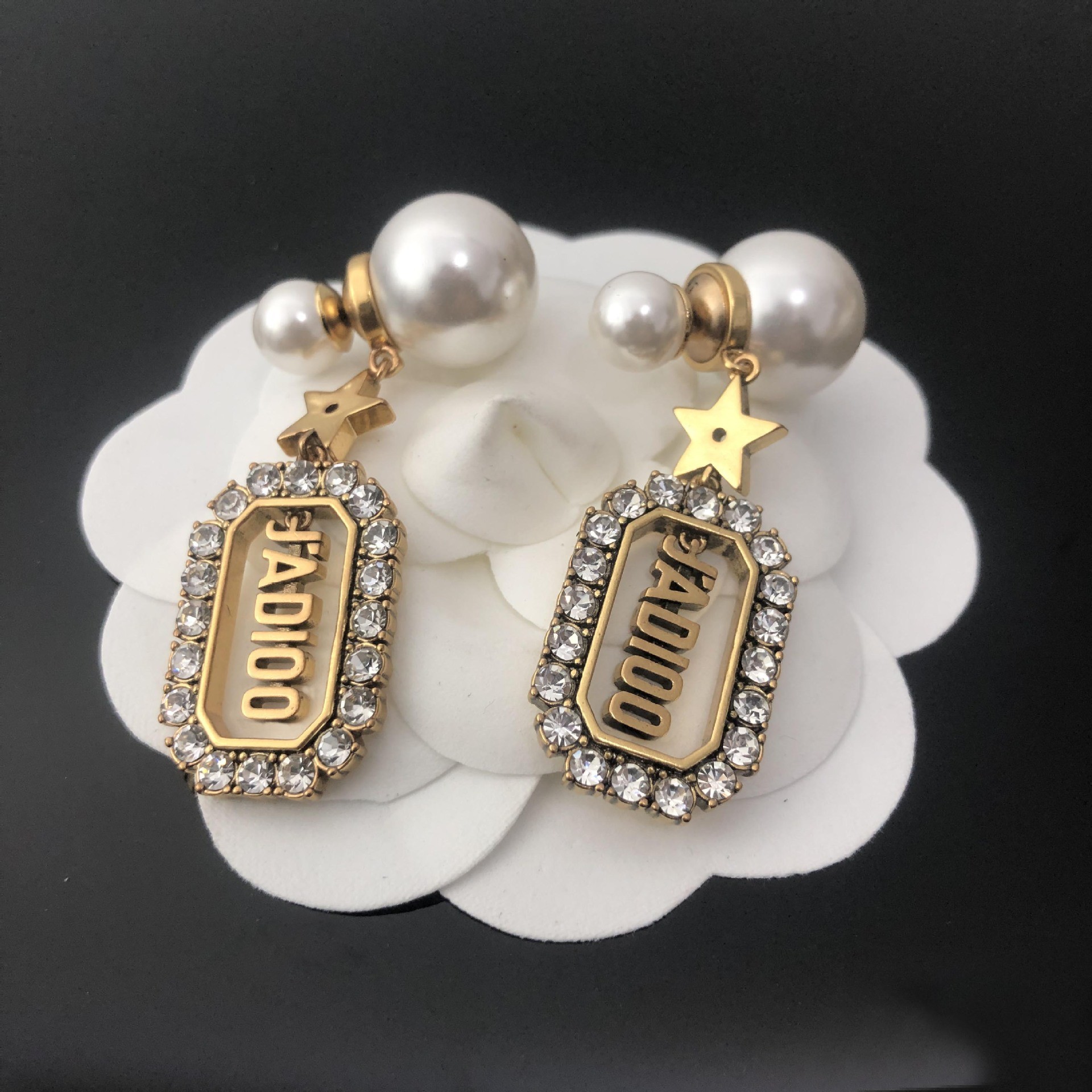 hoop Pearl earrings letter diamond earring retro bee back hanging net red popular high version earrings
hoop Pearl earrings letter diamond earring retro bee back hanging net red popular high version earrings