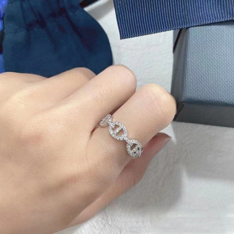 Designer Luxury A Ring Sailor Chain Rings Female Personality Design Sense Buckle Pig Nose Ring Simple Light Jewelry
Designer Luxury A Ring Sailor Chain Rings Female Personality Design Sense Buckle Pig Nose Ring Simple Light Jewelry