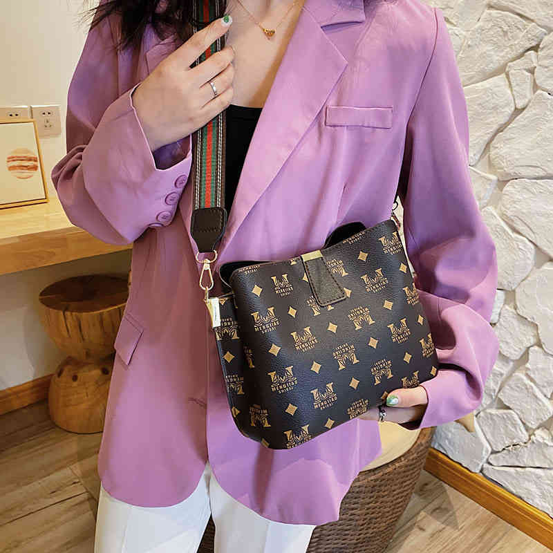 Messenger Bag Women's 2022 Summer New Fashion Single Shoulder Bucket Small Women Bags Designer Luxury Fashion Handbags, White
Messenger Bag Women's 2022 Summer New Fashion Single Shoulder Bucket Small Women Bags Designer Luxury Fashion Handbags, White