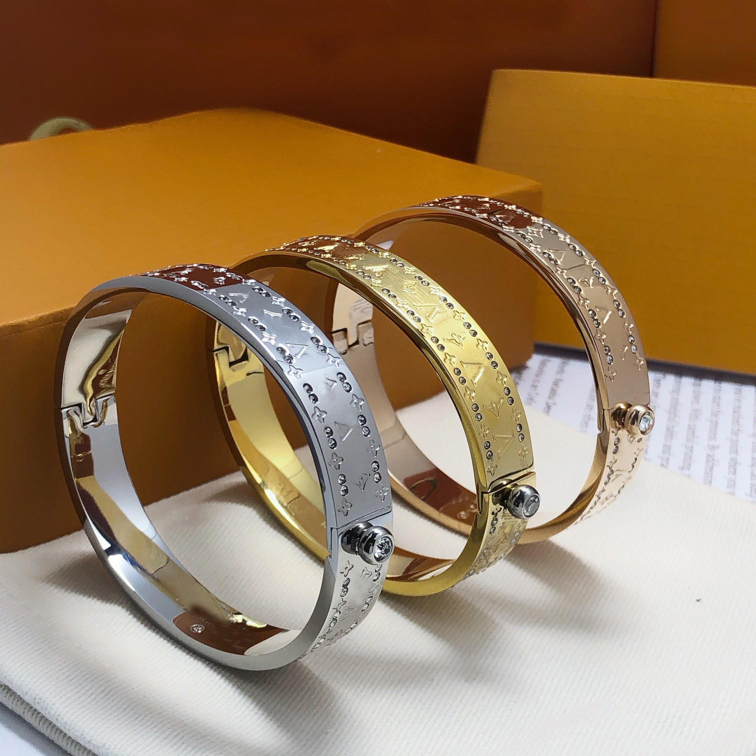 Luxury Stainless Steel Bracelet with Buckle for Men & Women - Designer Brand Jewelry Set with Box and Dustbag
Luxury Stainless Steel Bracelet with Buckle for Men & Women - Designer Brand Jewelry Set with Box and Dustbag