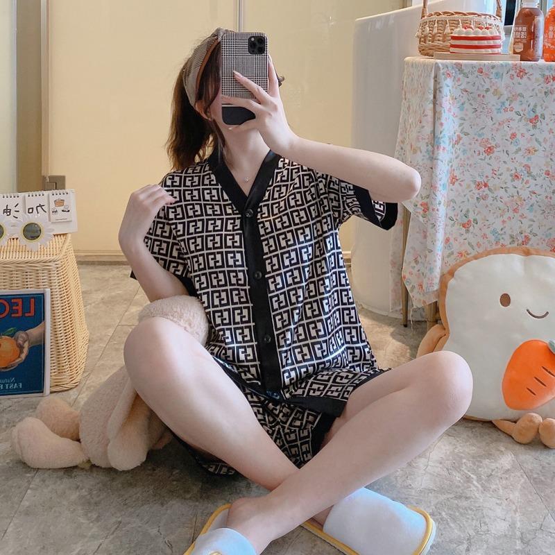 Bras Sets 2pcs Silk Pajamas Set Women Summer V Neck Design Suit Short Sleeve Sleepwear Mujer Pijamas Luxury Leisure Home Clothes NightwearBr
Bras Sets 2pcs Silk Pajamas Set Women Summer V Neck Design Suit Short Sleeve Sleepwear Mujer Pijamas Luxury Leisure Home Clothes NightwearBr
