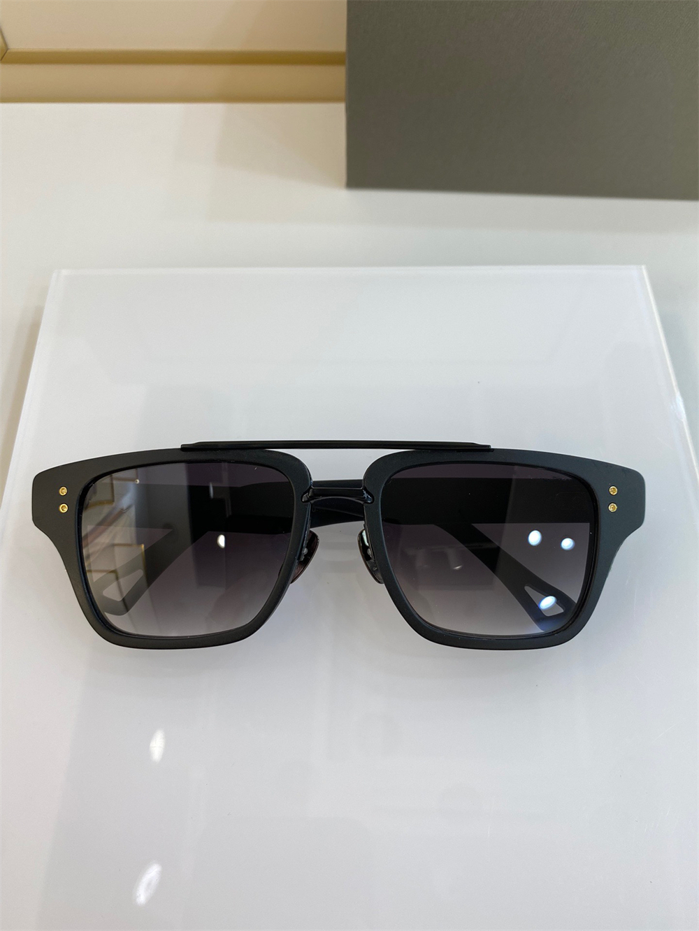Brand Designer Men Sunglass Square Mens Retro Vintage Sun Glasses Man Luxury High Quality Flat Top Eye Frames Womens Fashion Metal Eyewear Frame 2059
Brand Designer Men Sunglass Square Mens Retro Vintage Sun Glasses Man Luxury High Quality Flat Top Eye Frames Womens Fashion Metal Eyewear Frame 2059