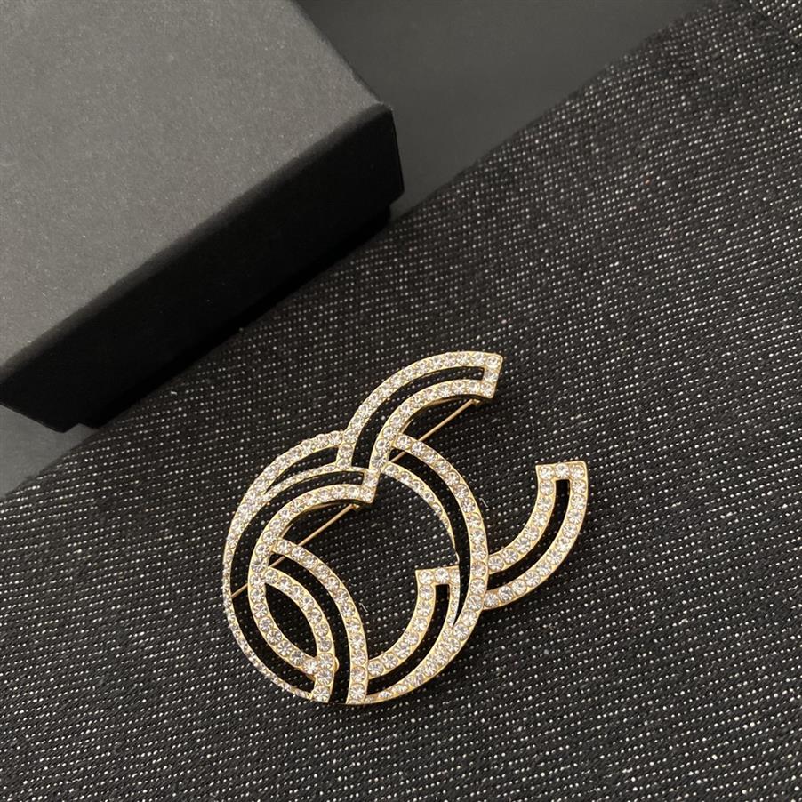 22ss 20style Luxury Women Designer Double Letters Brooches Brooch Crystal Rhinestone Pearl Brooch Suits Letter Pins Small Sweet Wi266x
22ss 20style Luxury Women Designer Double Letters Brooches Brooch Crystal Rhinestone Pearl Brooch Suits Letter Pins Small Sweet Wi266x