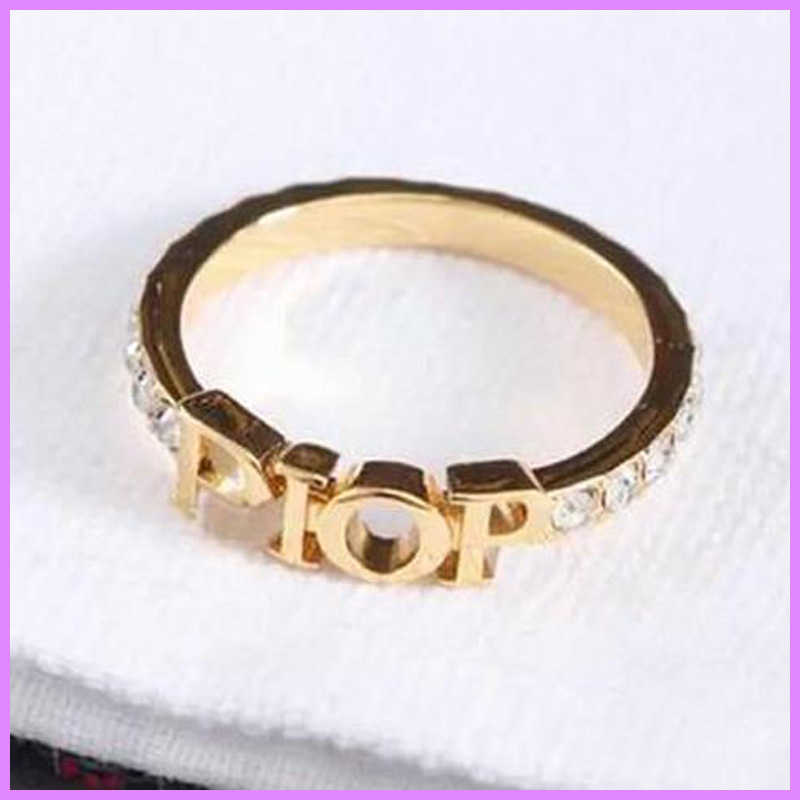 Street Fashion Designer Gold Rings Bague For Lady New Women Letter Band Ring Party Wedding Lovers Gift Engagement Jewelry Diamonds D224298F
Street Fashion Designer Gold Rings Bague For Lady New Women Letter Band Ring Party Wedding Lovers Gift Engagement Jewelry Diamonds D224298F