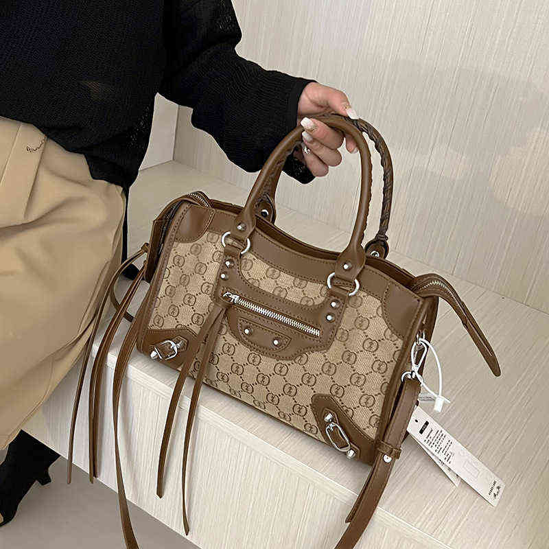 Factory Online Export Designer Brand Bags Women's 2022 Summer New Fashion Handbag Street Trend One Shoulder Messenger, Black
Factory Online Export Designer Brand Bags Women's 2022 Summer New Fashion Handbag Street Trend One Shoulder Messenger, Black