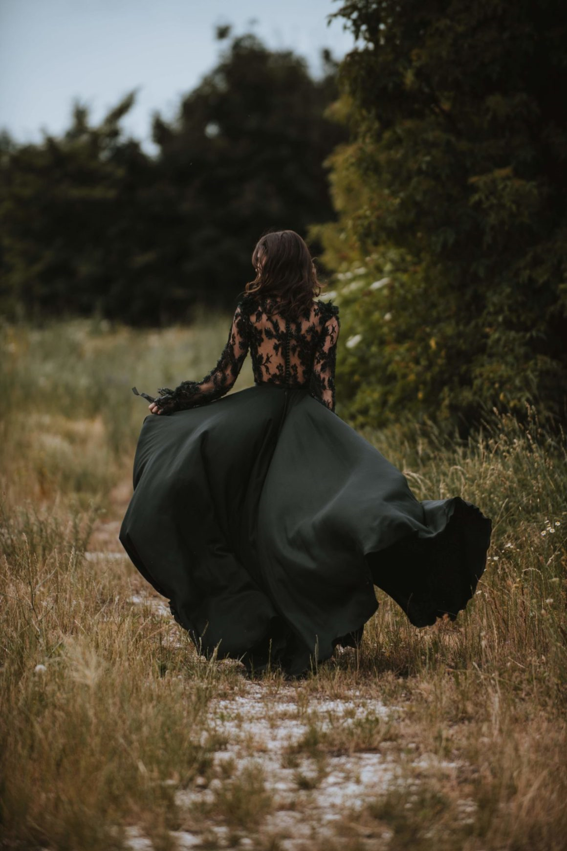 Gothic Black A Line Wedding Dress Sexy Illusion Inspiration Long Sleeve V-Neck Country Bridal Gowns Floral Lace Appliques Side Split Long Boho Beach B
