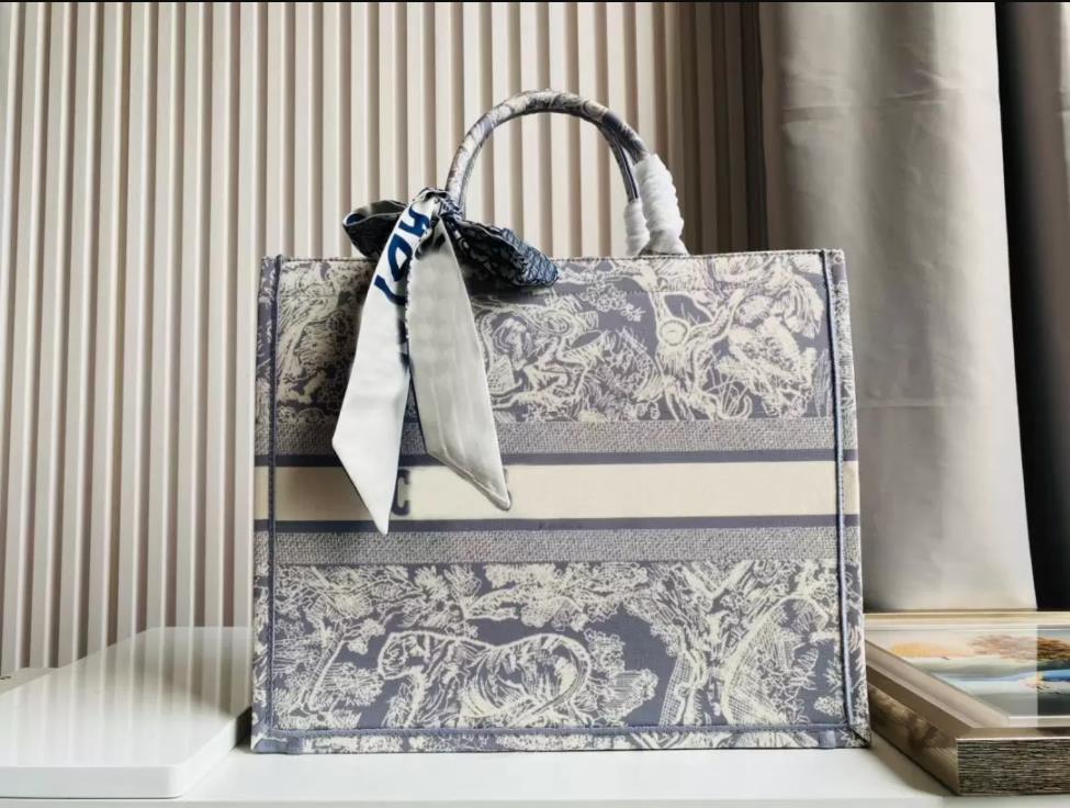 D Classic Fashion handbag 2022 Shoulder Messenger bag Early spring shopping bag Exquisite and elegant heart collocation Silk scarves, Green tiger
D Classic Fashion handbag 2022 Shoulder Messenger bag Early spring shopping bag Exquisite and elegant heart collocation Silk scarves, Green tiger