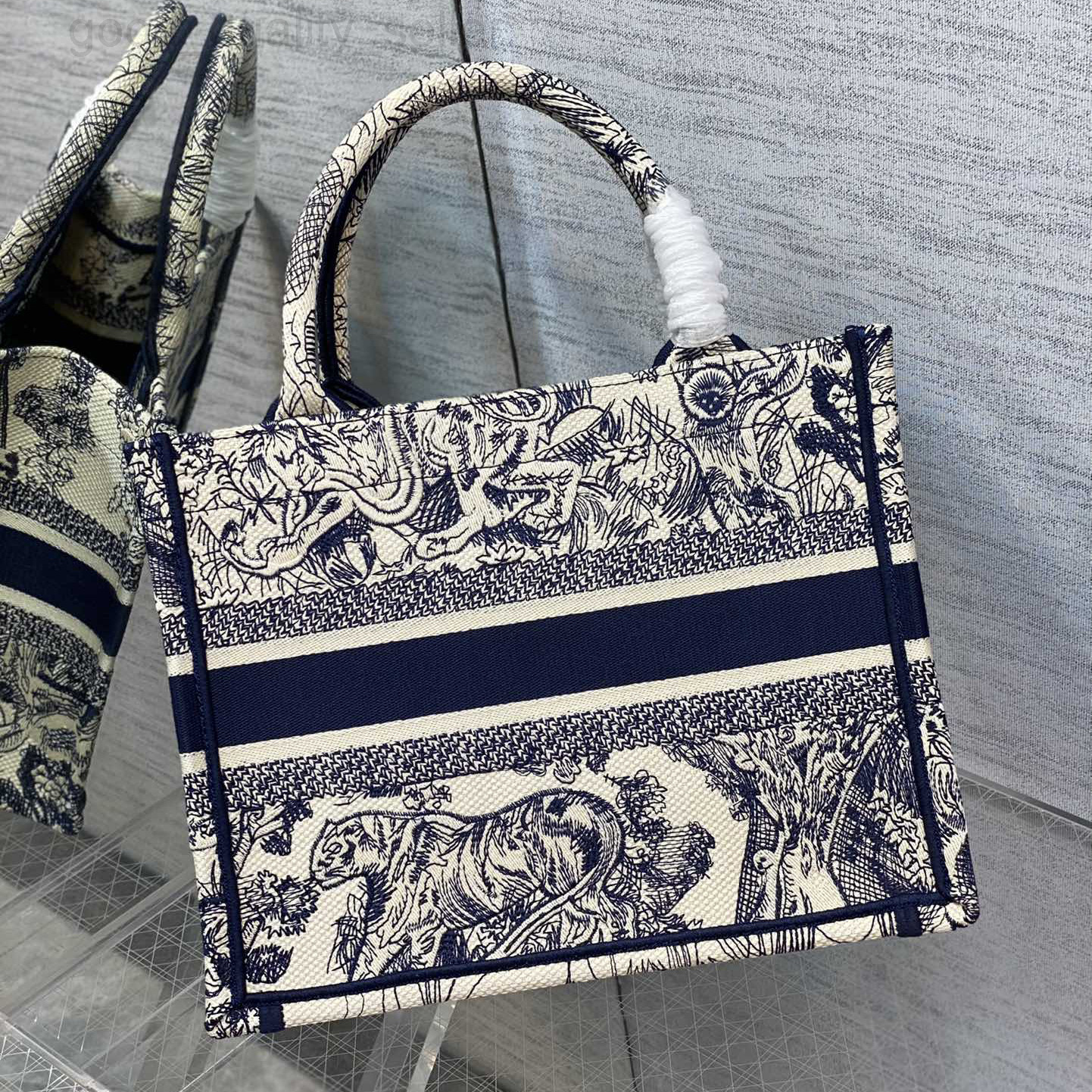 Top quality 2022 Brand Embroidery Luxury Tote Bags for Women designer handbags Fashion large capacity ladies shopping bags green purple pink, 35
Top quality 2022 Brand Embroidery Luxury Tote Bags for Women designer handbags Fashion large capacity ladies shopping bags green purple pink, 35