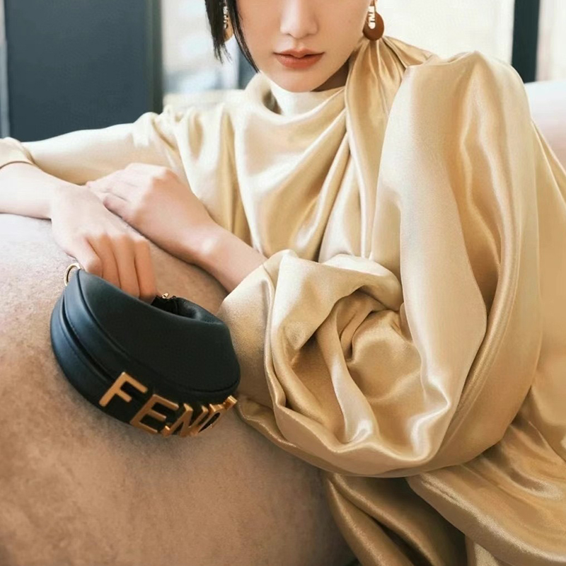 2022 High Quality Mini Crossbody Bag luxury Women F letter Metal handbag with chain, White
2022 High Quality Mini Crossbody Bag luxury Women F letter Metal handbag with chain, White