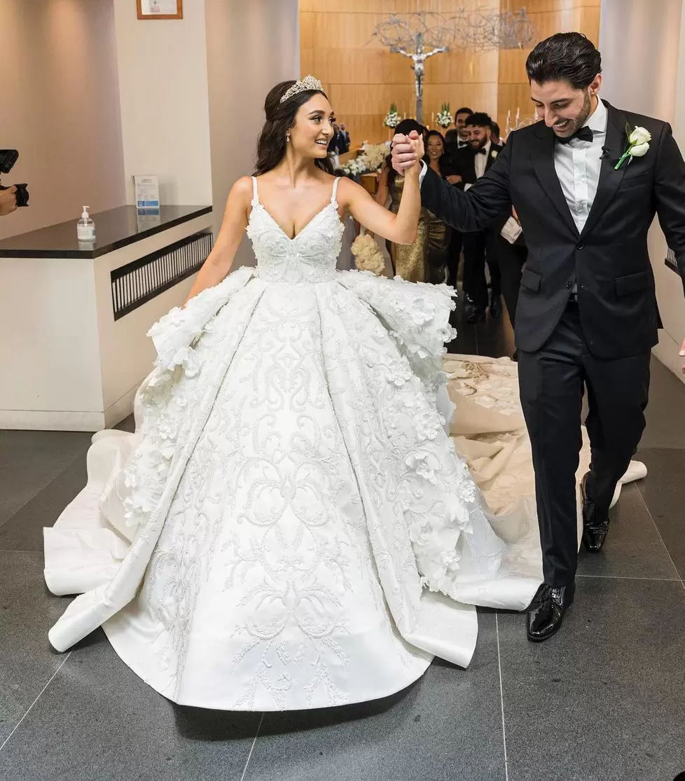 Princess Ball Wedding Dresses Sleeveless Sexy V Neck spaghetti straps Beaded Appliqued Embroidery Ruffles Bridal Gown Vintage Plus Size robes de soire