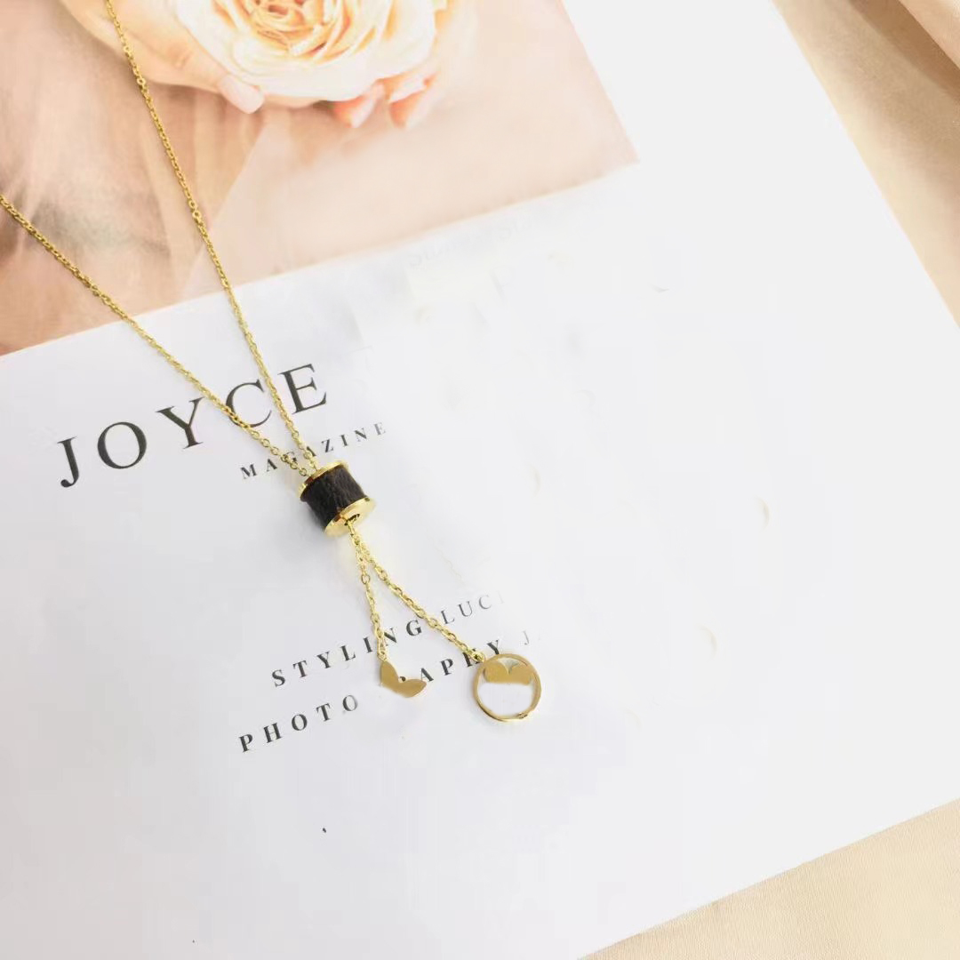 Europe America Fashion Womens Design Necklace Faux Leather 18K Gold Plated Stainless Steel Necklaces Choker Chain Letter Pendant Wedding Jewelry ZG1649
Europe America Fashion Womens Design Necklace Faux Leather 18K Gold Plated Stainless Steel Necklaces Choker Chain Letter Pendant Wedding Jewelry ZG1649
