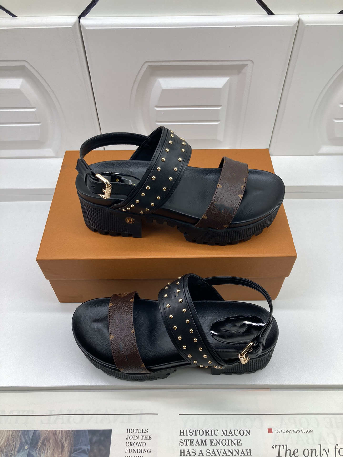 TOP quality women 2022 The latest platform beach sandals Leather rivets classic old flower chunky shoes brand design, As pic 1
TOP quality women 2022 The latest platform beach sandals Leather rivets classic old flower chunky shoes brand design, As pic 1