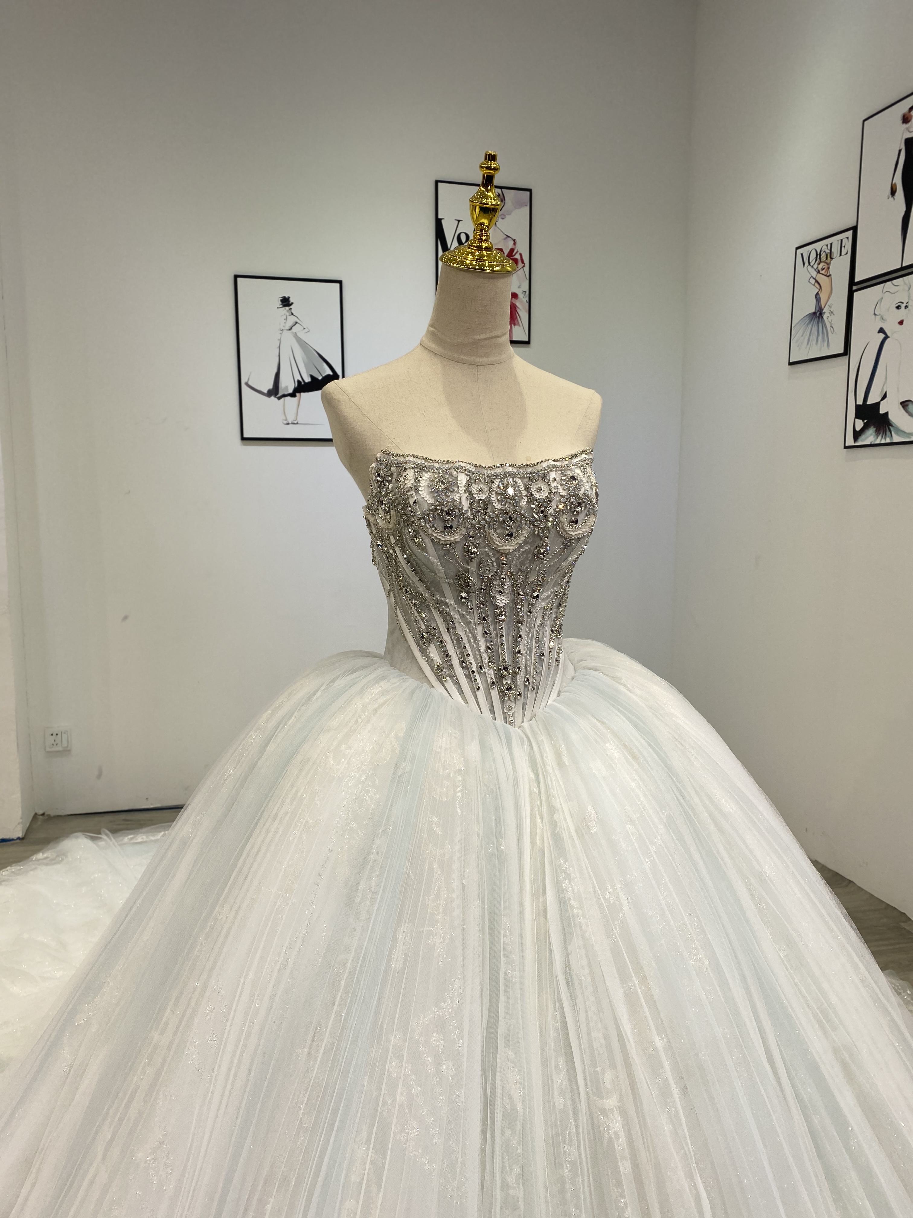 Princess Ball Gown Wedding Dresses Bridal Gowns Bateau Neck Strapless Diamond Beaded Appliques Sequins Floor Length Train Plus Size Robe De Mariee Cus