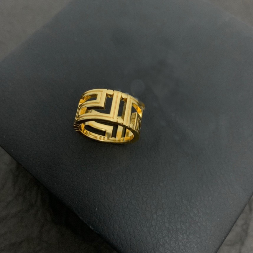 Fashion new designed Wedding Rings women Banshee Medusa head portrait 18K gold plated ladies rings Designer Jewelry R0163
Fashion new designed Wedding Rings women Banshee Medusa head portrait 18K gold plated ladies rings Designer Jewelry R0163