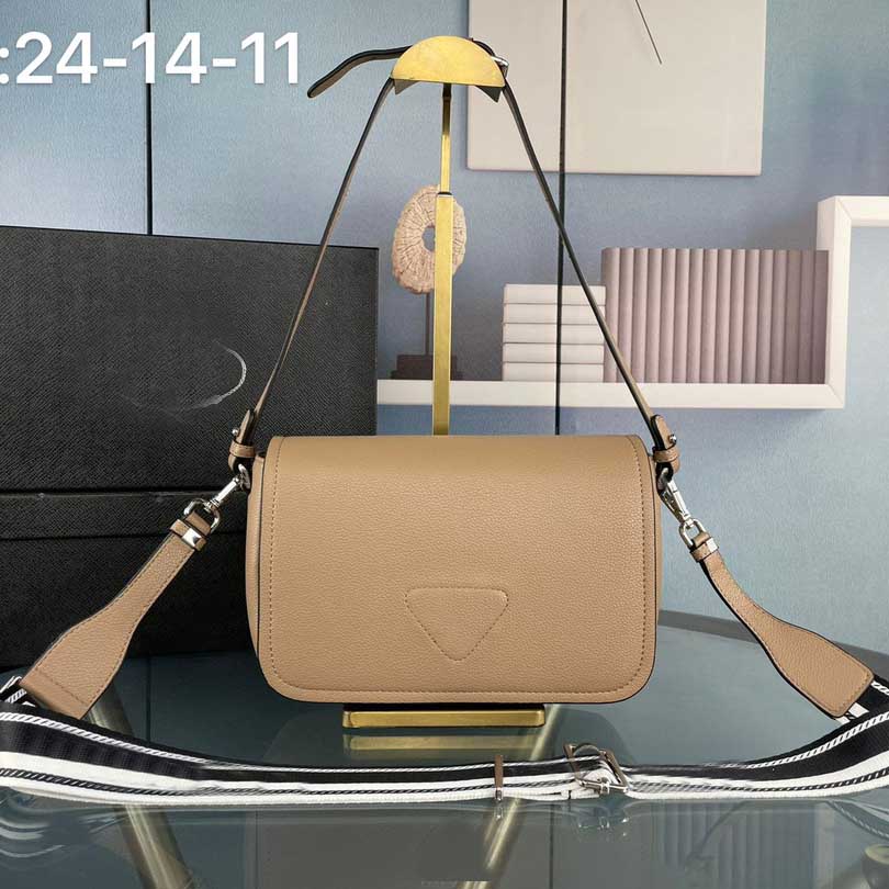 2022 Famous designer brand shoulder bag high quality high-grade solid color with letter shoulder strap fashion trend handbag
2022 Famous designer brand shoulder bag high quality high-grade solid color with letter shoulder strap fashion trend handbag