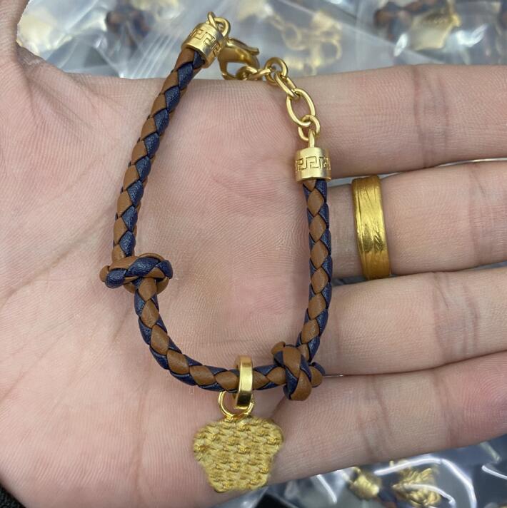 Fashion new designed Pendants Cuba thick chain bracelet Banshee Medusa head portrait 18K gold plated women's ladies bangle Designer Jewelry B016
Fashion new designed Pendants Cuba thick chain bracelet Banshee Medusa head portrait 18K gold plated women's ladies bangle Designer Jewelry B016