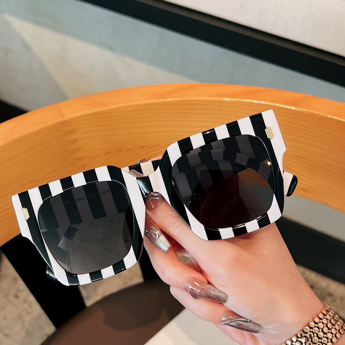 Designer Sunglasses Autumn and Winter 2022 New Sunglass 0457 Stripe Large Square Sunglass High Quality Plate
Designer Sunglasses Autumn and Winter 2022 New Sunglass 0457 Stripe Large Square Sunglass High Quality Plate