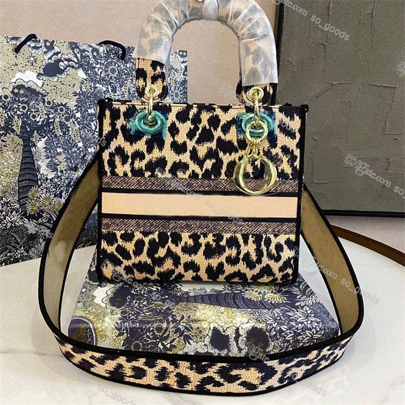 Designer Embroidery Oblique Jacquard Handbag Women Luxury Lady D Bag Lite D-Lite Medium Diana Mini Shoulder Womens Handbags Diors Luxuries Bag, Actual pictures contact me
Designer Embroidery Oblique Jacquard Handbag Women Luxury Lady D Bag Lite D-Lite Medium Diana Mini Shoulder Womens Handbags Diors Luxuries Bag, Actual pictures contact me