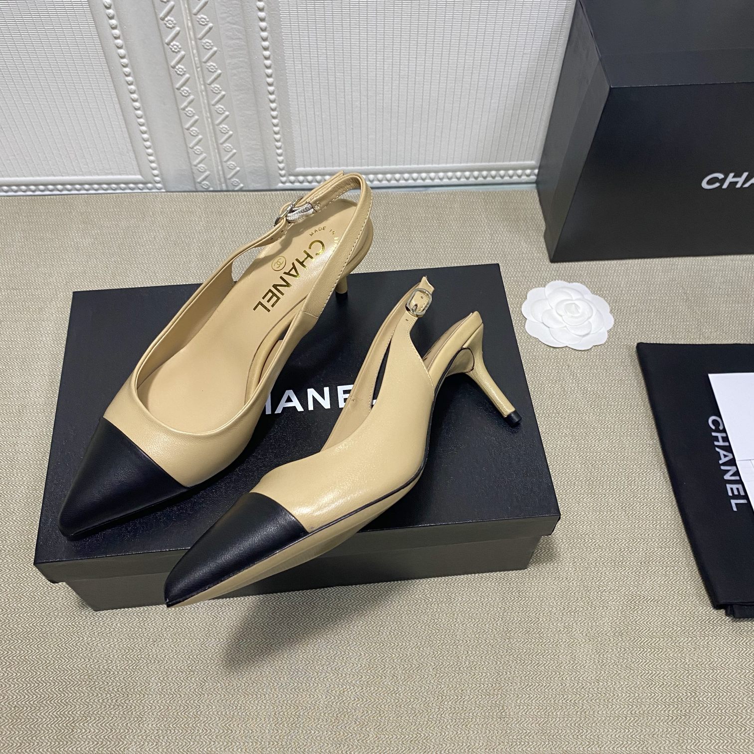 2classic Summer Beach designer Casual Sandals 100% leather Belt buckle Thick heel Heels Baotou lady cowhide Apricot nude Shoe letter Work Women Shoes size 34-40-41, Black
2classic Summer Beach designer Casual Sandals 100% leather Belt buckle Thick heel Heels Baotou lady cowhide Apricot nude Shoe letter Work Women Shoes size 34-40-41, Black