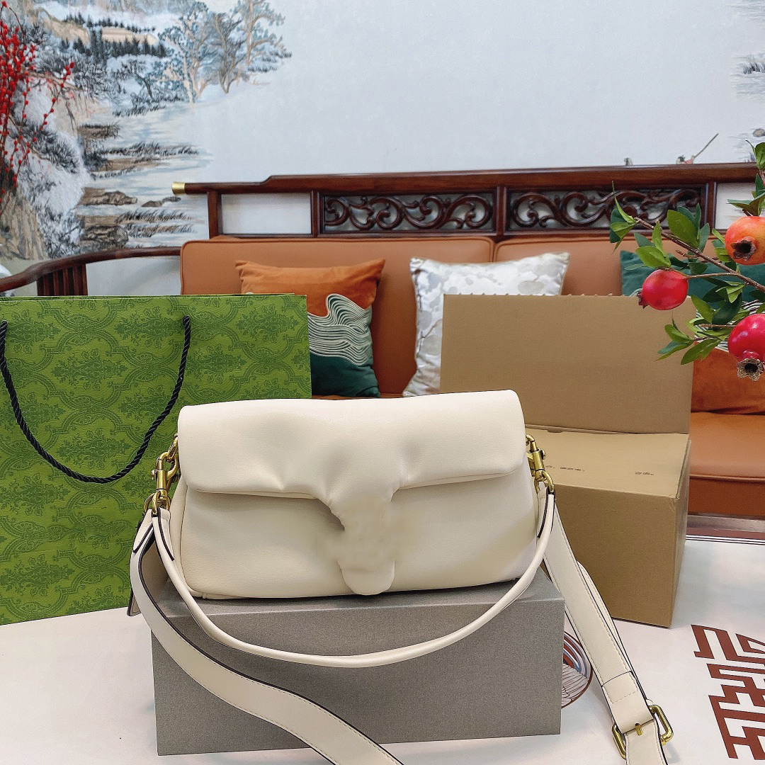 Designer C's Pillow Tabby Shoulder Bag High Quality Women Pure Color Bacchus Bags Retro Hardware Cloudy Handbags Supper Soft Real Leather Baguette, Foam bag
Designer C's Pillow Tabby Shoulder Bag High Quality Women Pure Color Bacchus Bags Retro Hardware Cloudy Handbags Supper Soft Real Leather Baguette, Foam bag